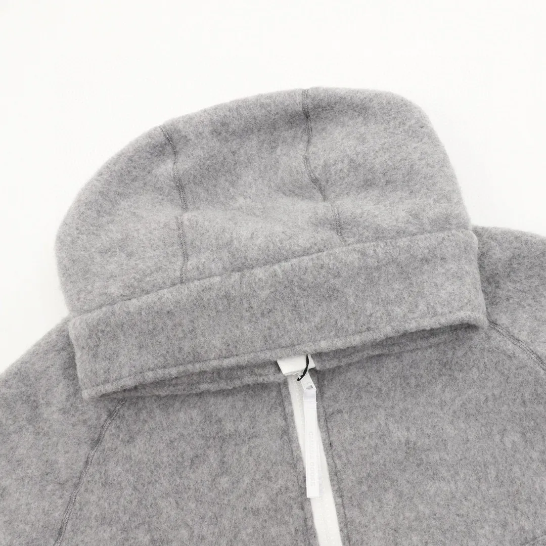 P580 top version CanadaGoose solid color hooded cashmere jacket, exclusively customized wool fabric, containing 60% wool content! Super lightweight, soft and warm! The high-tech breathable space cotton liner makes the entire garment very stiff and soft, comfortable and lightweight at the same time. Breathable, soft, non-stuffy, lightweight, stylish, and non-deformable. The iconic double-striped reflective strips are designed behind the collar and hood. No detail is missed. The front placket allows you to easily cope with seasonal changes and calmly resist bad weather. High-density goose emblem. All threaded accessories are customized. Loose fit and adjustable drawstring. Not bloated at all. Quite fashionable. It can be said to be a very unique design. This year's must-have style is the same for men and women. Style No.: A107# Color: Black Gray Size: S-XL